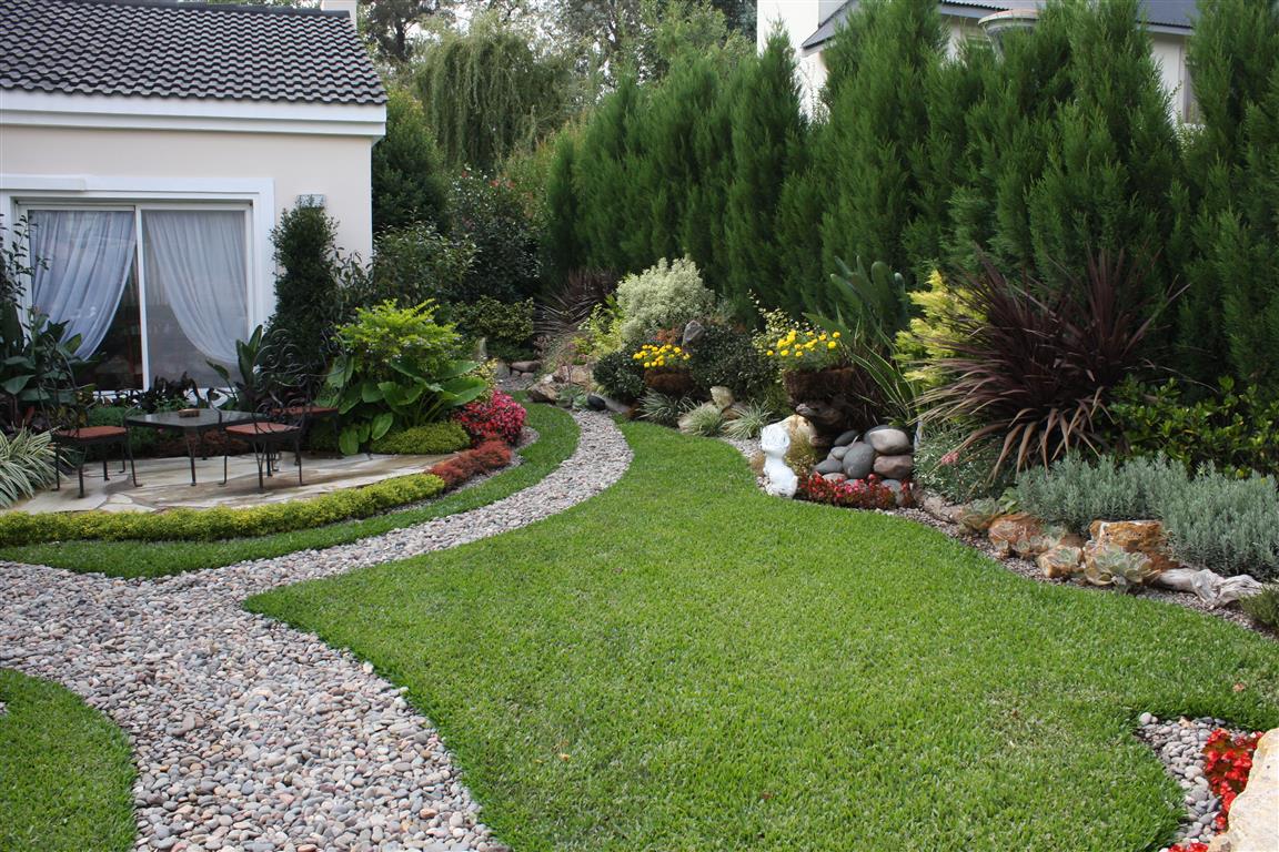 Jardines exclusivos for Casa moderna jardines